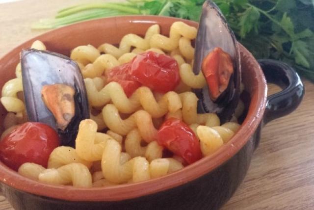 RICCIOLI POMODORINI E COZZE - Cucina Mancina